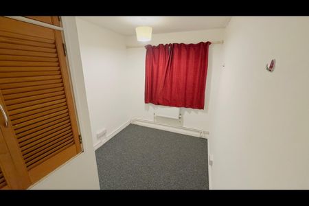 3 Bed Terraced House, Boyce Drive, BS2 - Photo 2