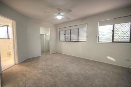 5 Meadowbank Street, 4152, Carindale Qld - Photo 3