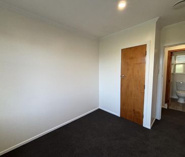 Renovated four-bedroom family home - Photo 6