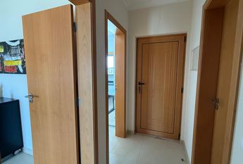 Apartamento T2 bem localizado em condomínio com piscina e garagem privada.