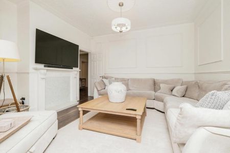 4 bedroom semi-detached house to rent - Photo 2