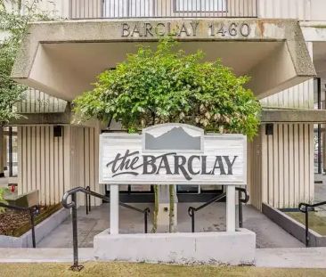 Spacious renovated studio apartment with fantastic north facing vie... - Photo 1