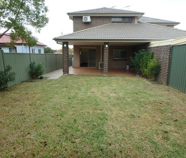 Three-Bathrooms Family Home - Photo 5