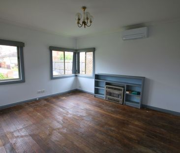 Perfectly located 3 bedrooms home close to all amenities. Features ... - Photo 1