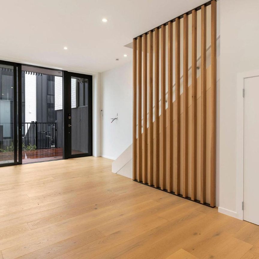 Well presented architecturally designed townhouse - Photo 1