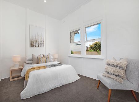 Bright and sunny family home - Photo 5