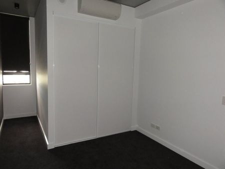 First level apartment in a secure complex - close to cafes, restaurants, schools, shops and CBD - Photo 3
