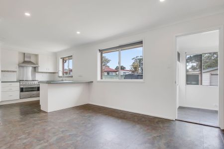 Lakeside Living at Its Best – 78 The Esplanade, Oak Flats - Photo 3