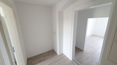 Charmante Altbauwohnung mit Balkon im 3. Stock - Photo 2