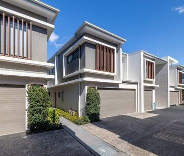 Modern Luxury Townhouse for Rent in Prestigious Park Cove, Hope Island - Photo 2