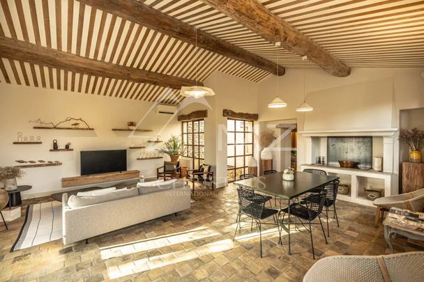 Mas provençal avec vue exceptionnelle sur le village de Gordes - Photo 1