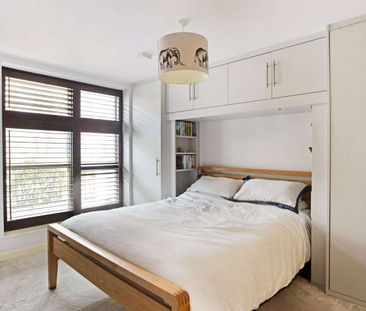 Well-located contemporary art deco style two bed apartment with sec... - Photo 6