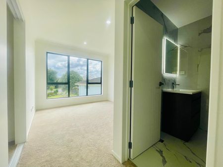 MANUREWA, 4 BEDROOMS - Photo 2