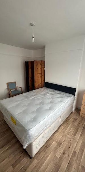 1 bedroom in a house share to rent - Photo 2