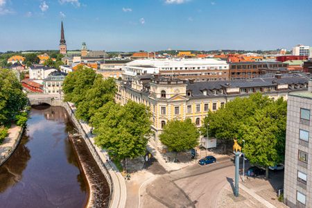 Central trea högst upp i fastigheten - Photo 3