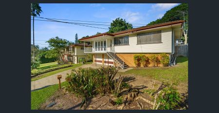 AIR-CONDITIONING... FULLY FENCED... DISHWASHER... RENOVATED... PLENTY OF STORAGE... - Photo 5