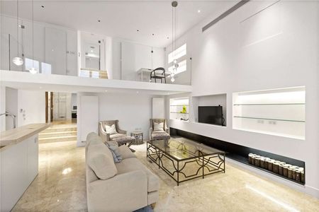 A prime Kensington home featuring four en-suite bedrooms and an open-plan living space with a private terrace overlooking Hyde Park. - Photo 2