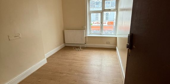 1 Bed Flat, Lea Bridge Road, E10 - Photo 2