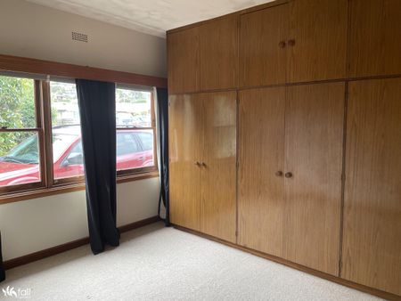 Spacious Three-Bedroom Home in Prime Location - Photo 5