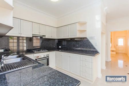 “4 Bed 2 Bath Townhouse in Applecross” - Photo 4