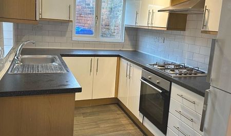 Spacious 5-Bedroom Student House with Modern Amenities - Photo 5