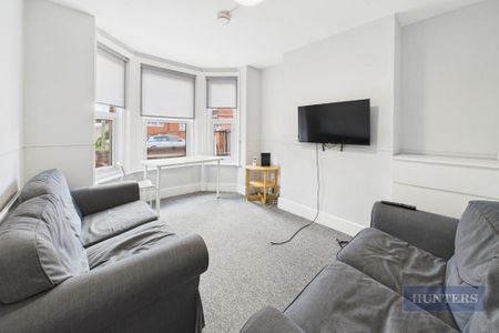 4 bedroom semi-detached house to rent - Photo 2