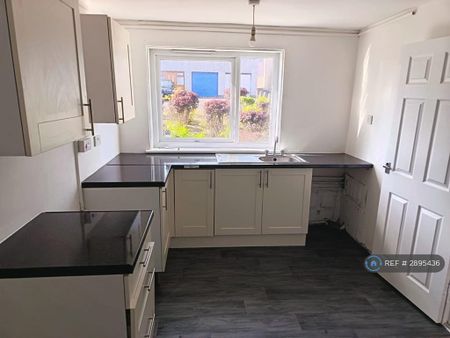 3 bedroom end of terrace house to rent - Photo 2