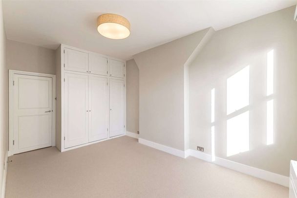 A newly refurbished, three-bedroom, two bathroom apartment, benefitting from air conditioning in the reception room and bedrooms, walking distance to South Kensington Station. - Photo 1