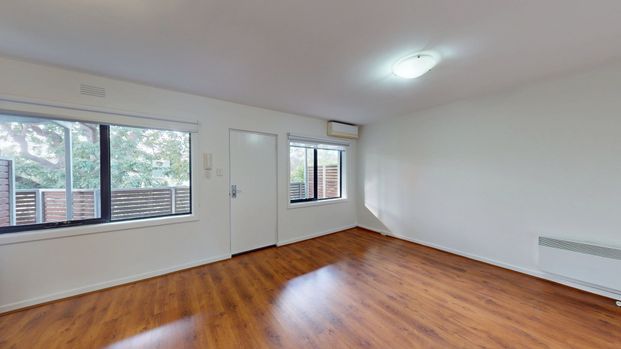 Park Outlook Living in the Heart of Richmond – Backing Onto Burnley Park - Photo 1
