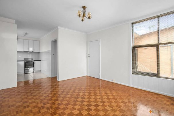 ONE BEDROOM | FRESHLY PAINTED | CONVENIENT LOCATION - Photo 1