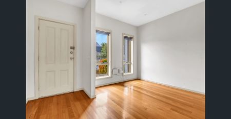 Perfectly positioned townhouse - Photo 2