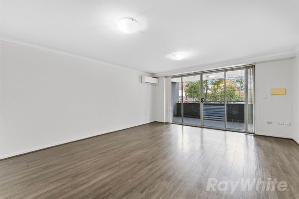 Newly Renovated Apartment - Paint & Flooring - Photo 1