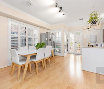 Stunning townhouse with parklands on your doorstep - Photo 2