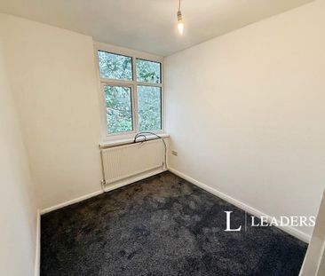 3 bedroom flat to rent - Photo 5