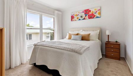 Two bedroom modern unit with enormous garden - Photo 2