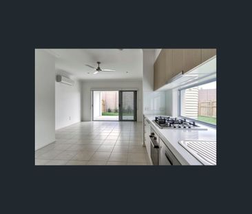 Modern 3-Bedroom Home in the Heart of Hope Island - Photo 6