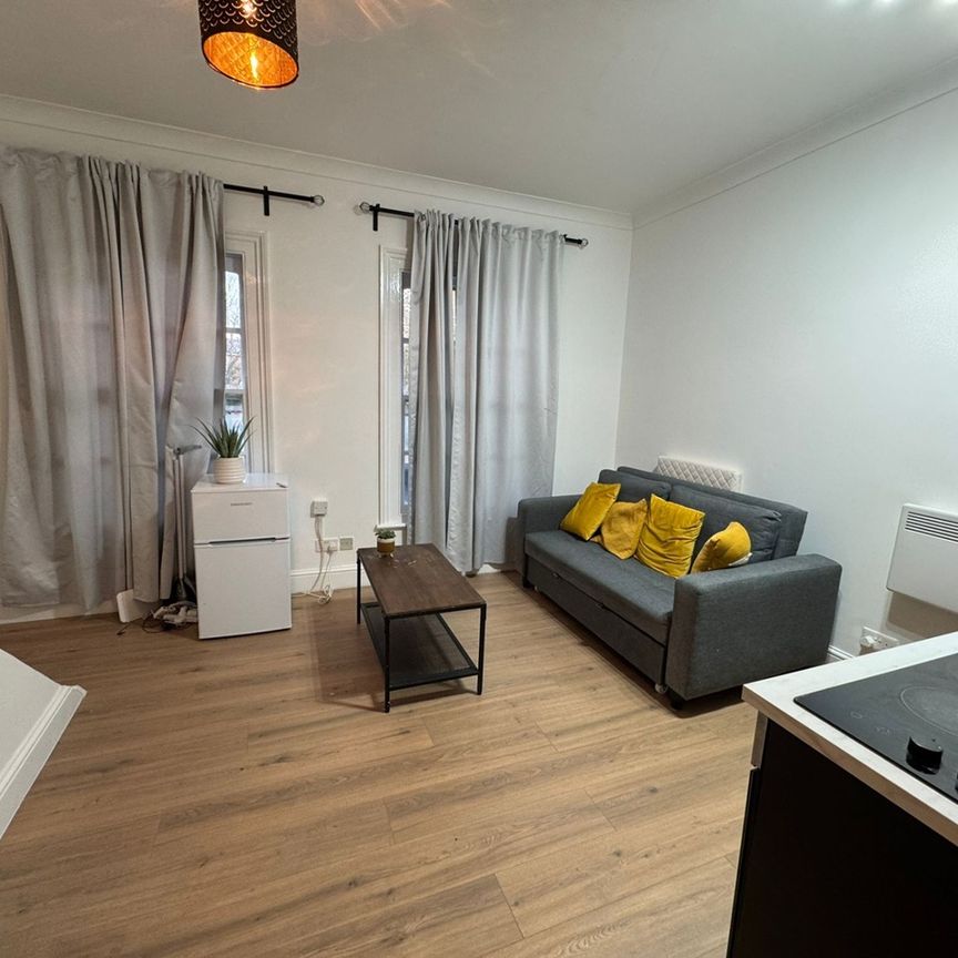 1 Bed Flat, Burdett Road, E14 - Photo 1