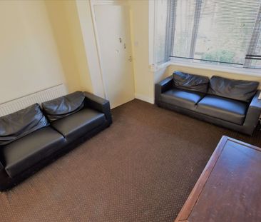 3 bedroom House in Park View Avenue, Leeds - Photo 2