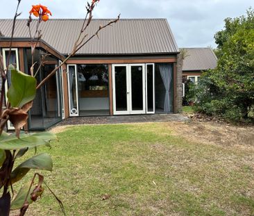 Character 1 bedroom townhouse - Photo 6