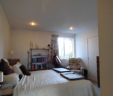 Bright and airy family home - Photo 5