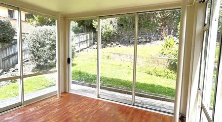 Superb Location - 2 bedrooms + 1 Study - Photo 2