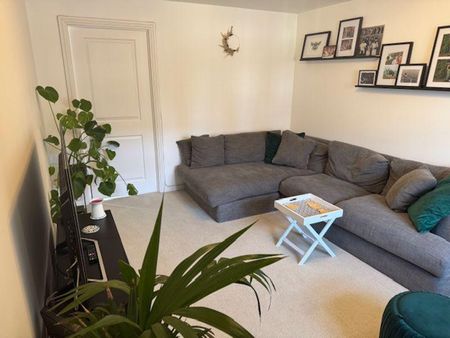 4 bedroom detached house to rent - Photo 2