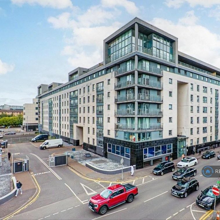 1 bedroom in a flat share to rent - Photo 1