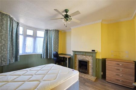 4 bedroom semi-detached house to rent - Photo 4