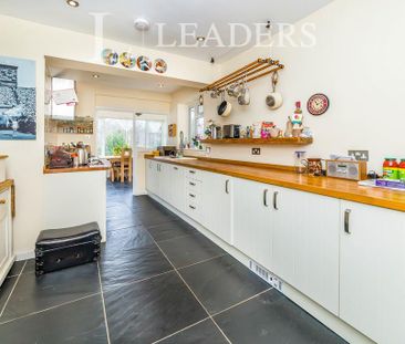 4 bedroom detached house to rent - Photo 2