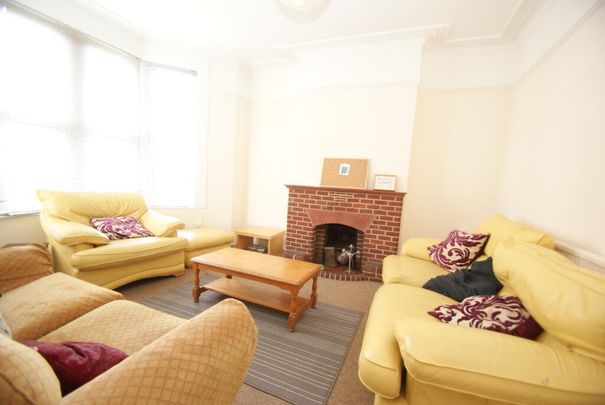 8 Bed Terraced House, Coldharbour Road, BS6 - Photo 1