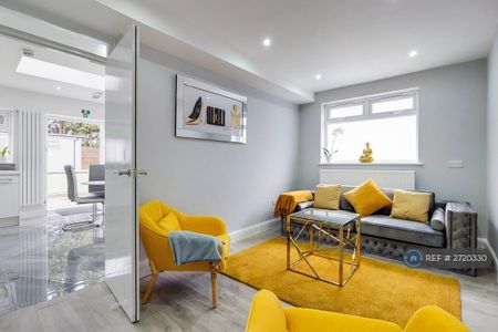 1 bedroom in a house share to rent - Photo 2