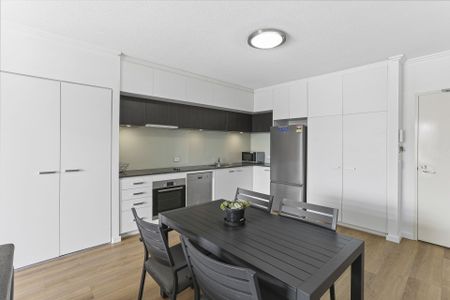 Stylish Fully Furnished One Bedroom with Modern Bathroom in New Farm - Photo 4