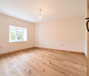 2 bedroom character property to rent - Photo 3