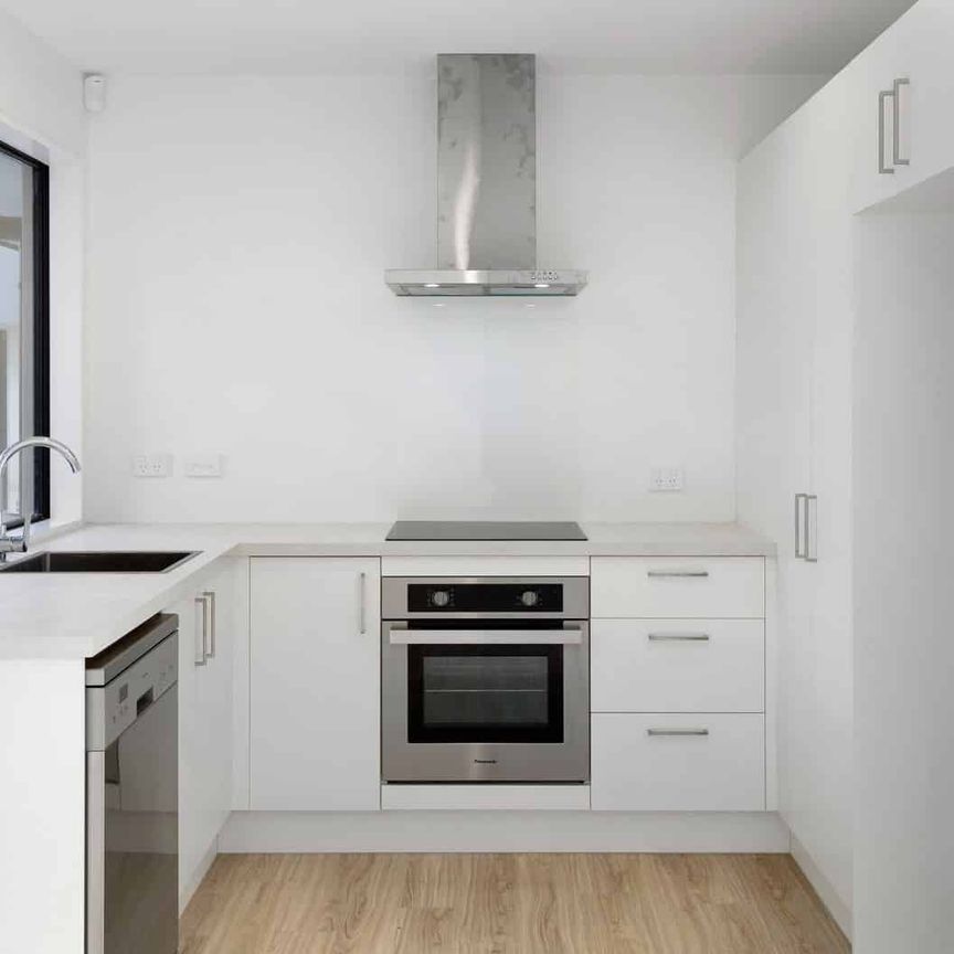 PHILLIPSTOWN - 2 BEDROOMS, 2 BATHROOMS, HEATPUMP, SINGLE GARAGE - Photo 1